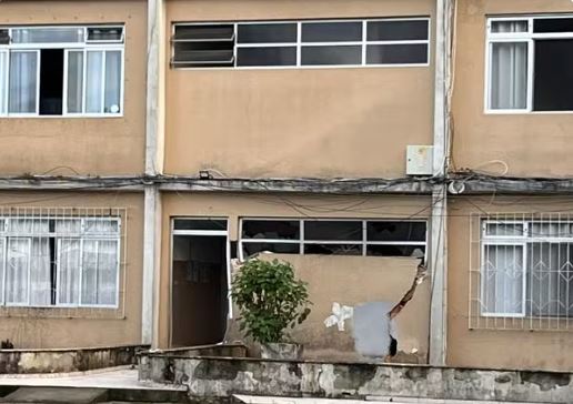 Prédio em SC afunda, fere moradores e local é evacuado às pressas
