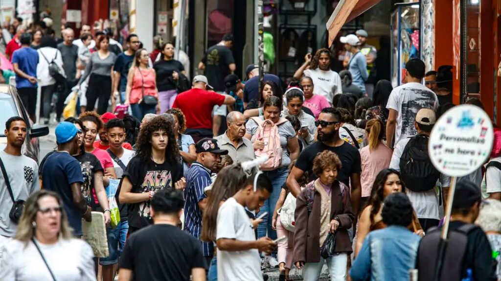 População no Brasil cresce em ritmo menor e está envelhecendo