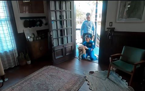 Astronauta da Artemis II grava reencontro com cachorro de estimação depois de viagem à Lua