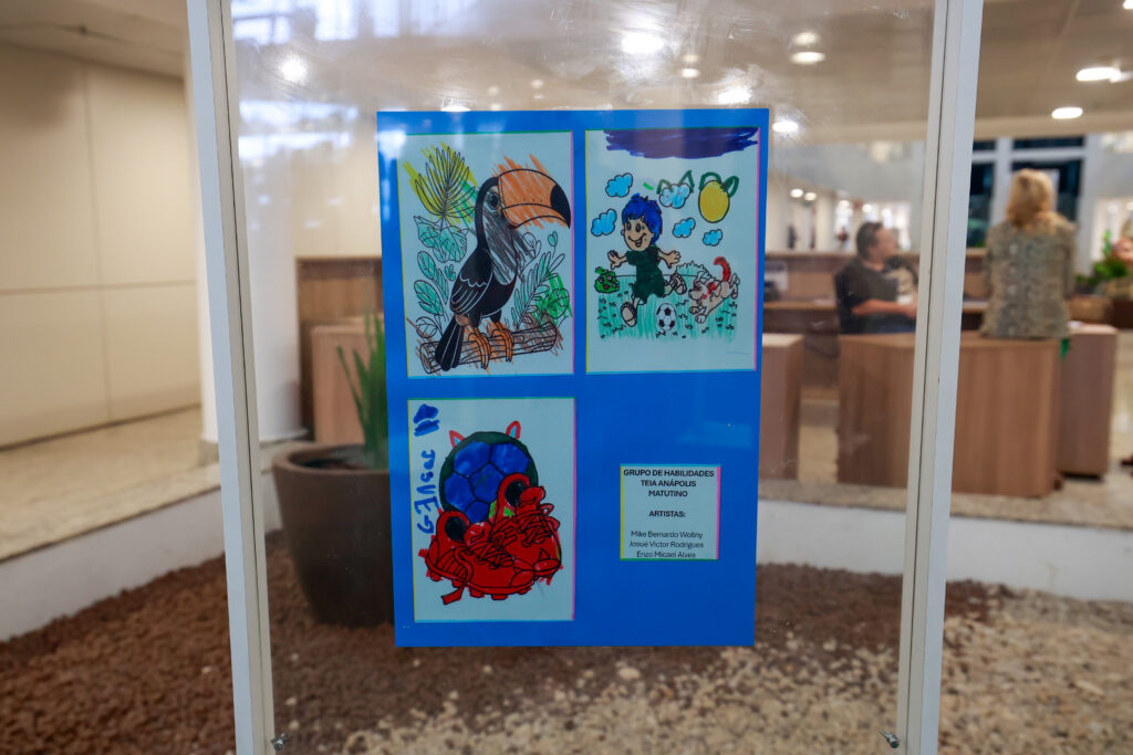 Assembleia de Goiás inaugura mostra com expressões artísticas de crianças autistas