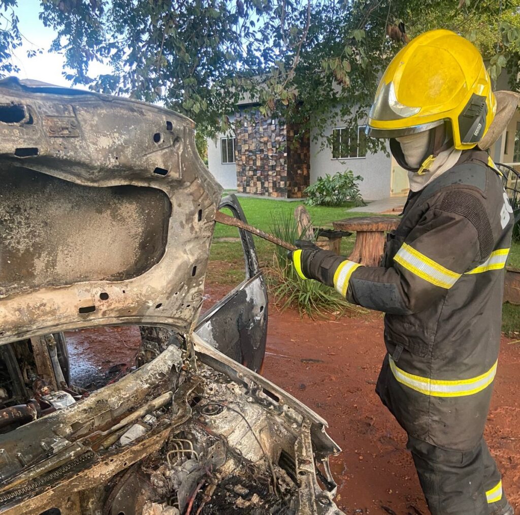 Incêndio destrói veículo e parte de uma casa na zona rural de Bela Vista de Goiás