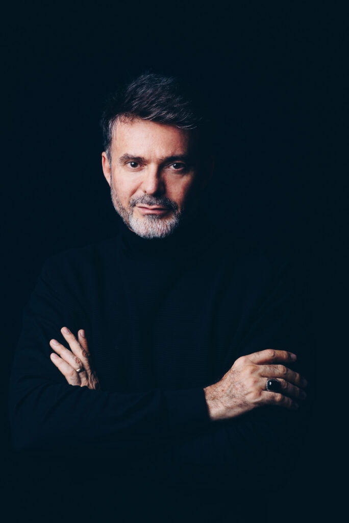 Goiano Flávio Lima lança seu primeiro livro durante a SP-Arte em São Paulo