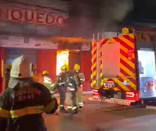 Incêndio de grandes proporções em loja de brinquedos mobiliza bombeiros em Goiânia