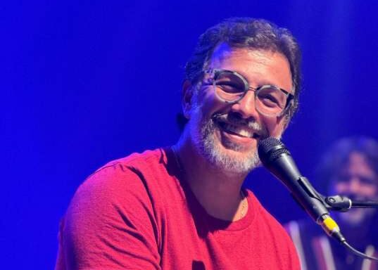 TomChris celebra 35 anos de música com a turnê “Raízes e Canções” no Teatro Sesc Centro