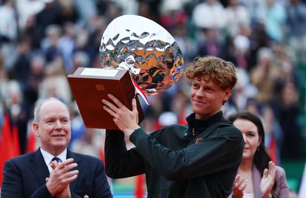 Sinner vence Alcaraz, é campeão em Monte Carlo e assume liderança do ranking