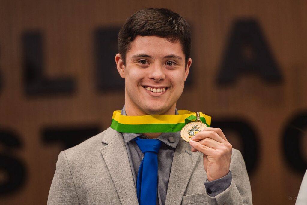 João Vitor de Paiva é homenageado com a Medalha Pedro Ludovico Teixeira