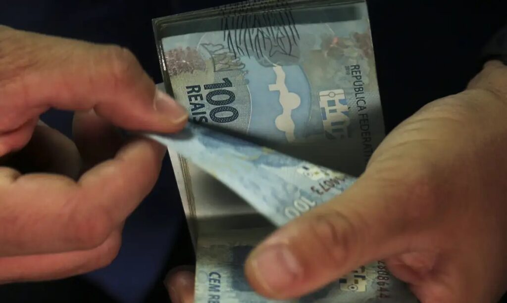 Aposentados e pensionistas do INSS já podem consultar antecipação do 13º