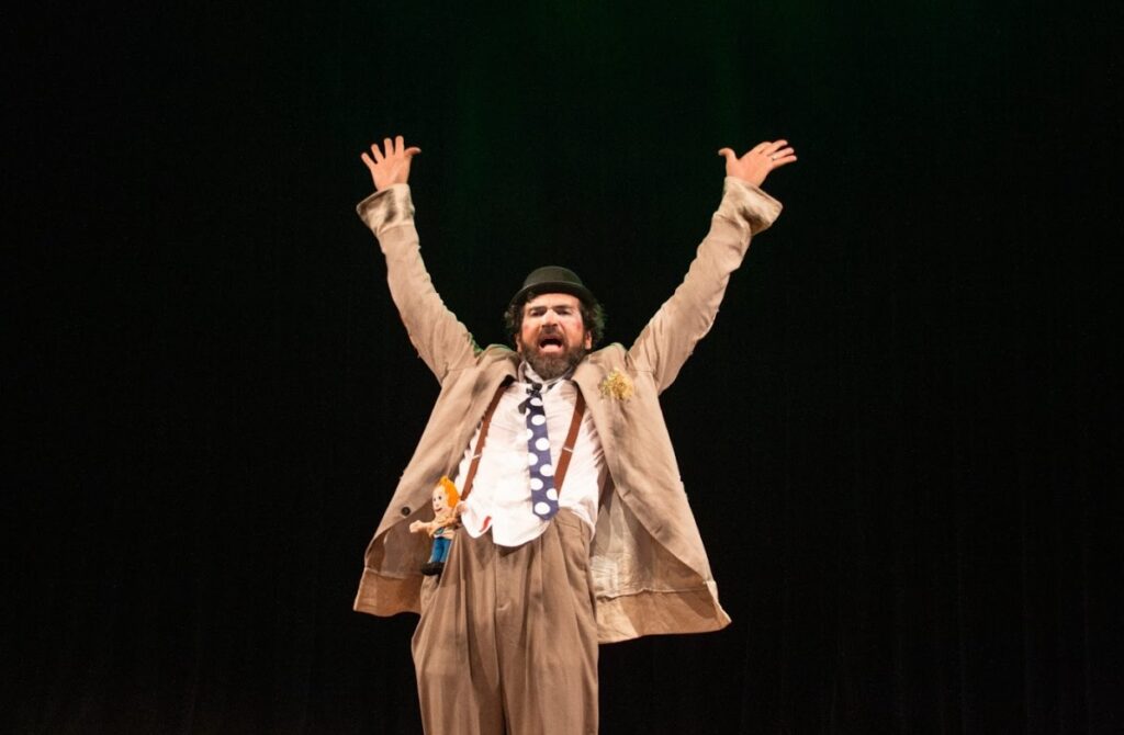 Teatro infantil leva humor e reflexão a estudantes de colégio estadual em Aparecida