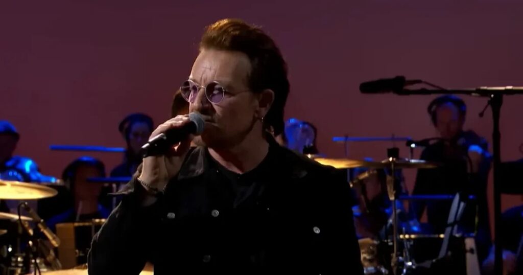 U2 lança novo EP de surpresa com músicas sobre crianças na guerra e homenagem a Patti Smith