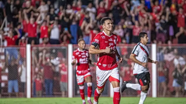 Vila Nova-GO defende a liderança da Série B em dia de briga por G-6