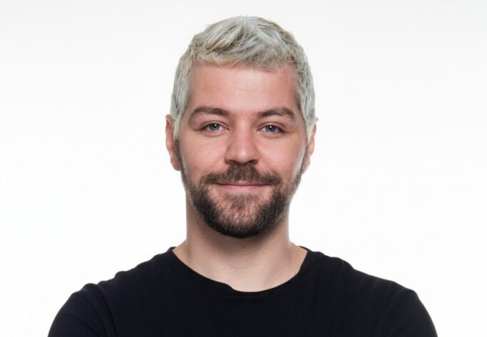 Humorista Victor Sarro apresenta espetáculo ‘O Rei da Quinta Série’ em Goiânia