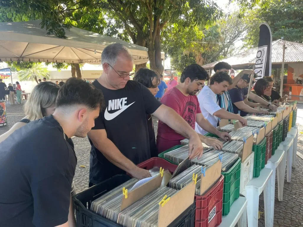 Vinillândia ocupa Martim Cererê com feira de discos e discotecagem 100% em vinil