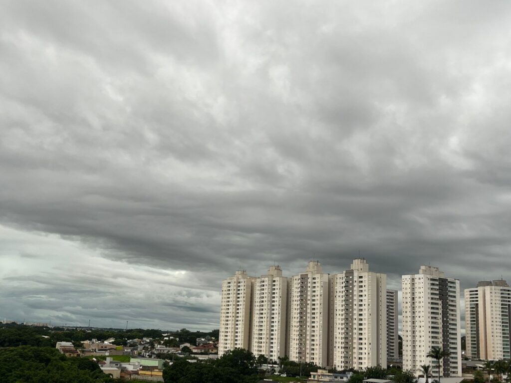 Defesa Civil emite alerta severo para risco de enxurradas e alagamentos em Goiânia