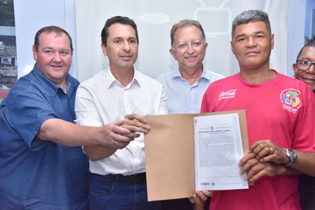 “Respeito ao cidadão”, diz Leandro Vilela durante entrega de escrituras a moradores de Aparecida de Goiânia 