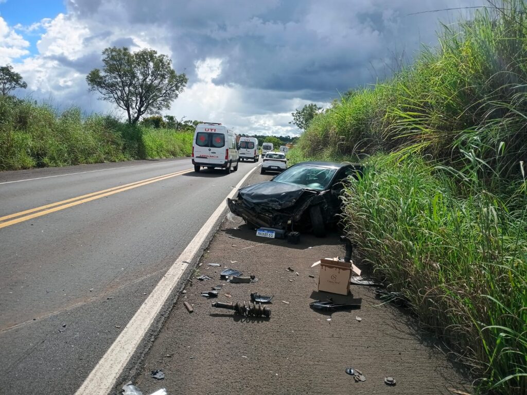 Bombeiros socorrem vítimas de colisão entre caminhão bi-trem e carro na BR-364 em Mineiros