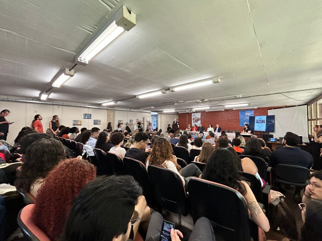 Celebração dos 60 anos do curso de Jornalismo da UFG lota auditório da FIC