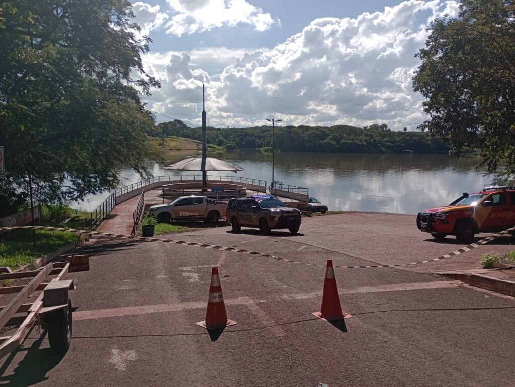Dois corpos são encontrados dentro de carro submerso no Rio Paranaíba