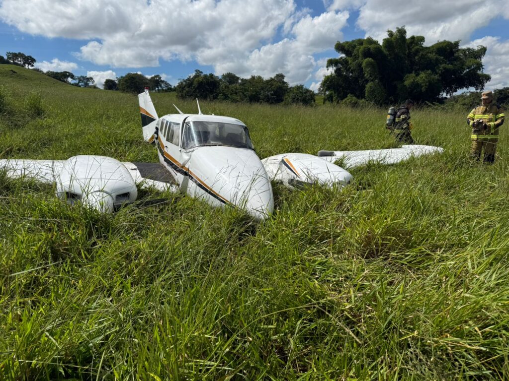 Avião de pequeno porte cai em Trindade