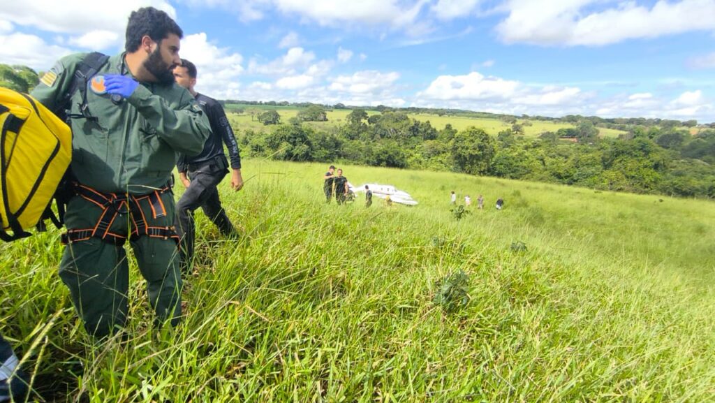 Confira imagens do resgate após pouso de emergência de avião em Trindade