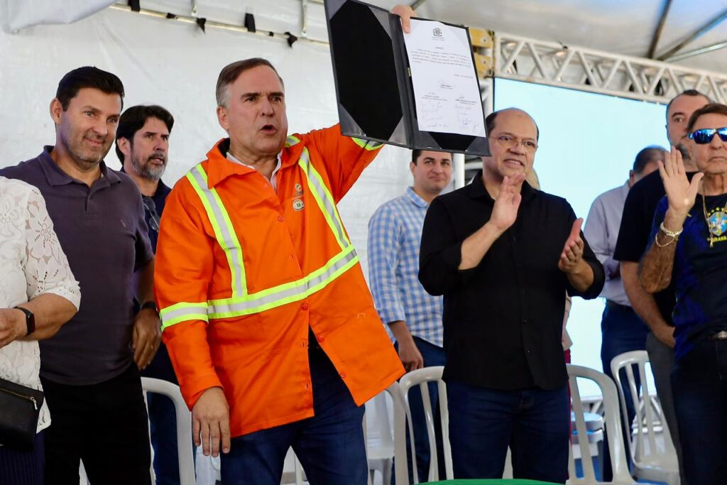 Prefeito Sandro Mabel assina contrato da Nova Comurg