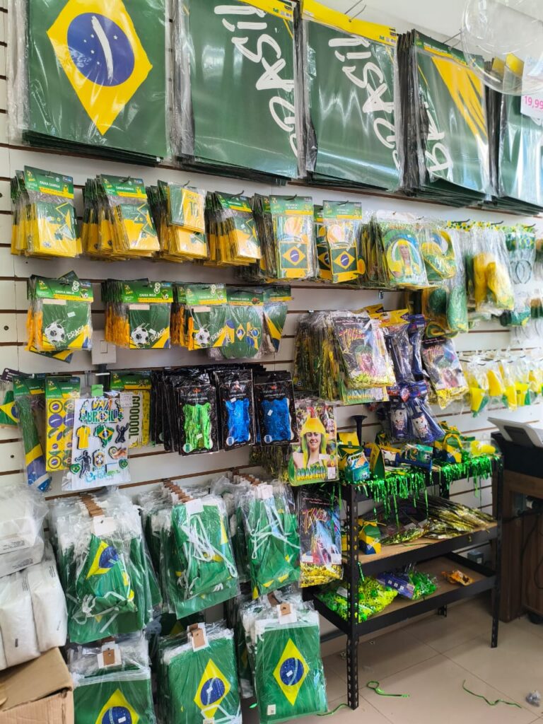 Comércio de Goiânia entra no clima da Copa do Mundo e vitrines já exibem artigos verde e amarelo