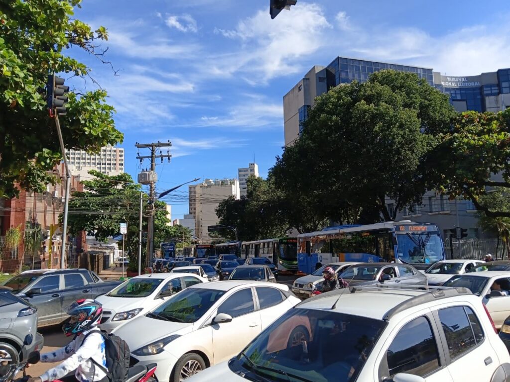Praça Cívica registra longo congestionamento na manhã desta quinta (16/4)