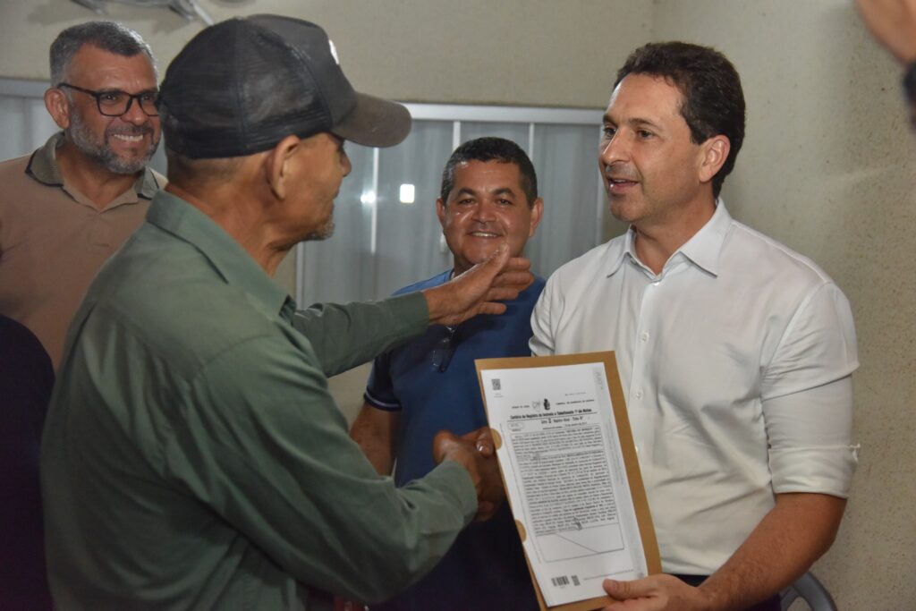 Leandro Vilela entrega escrituras a moradores do Retiro do Bosque em Aparecida de Goiânia
