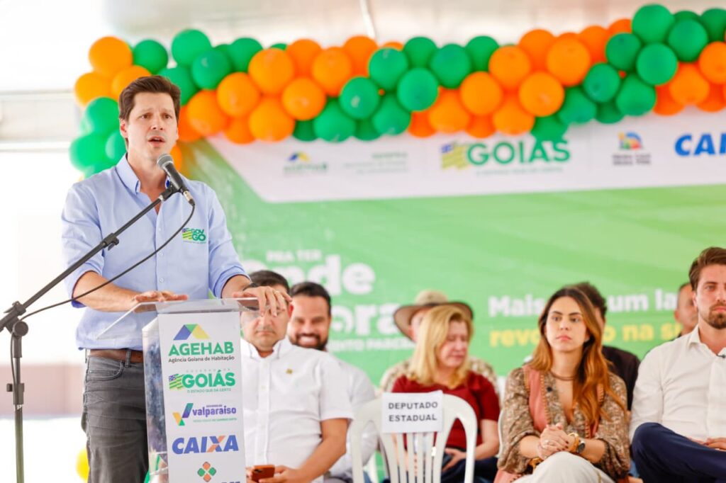 Daniel Vilela entrega 324 moradias em Valparaíso de Goiás