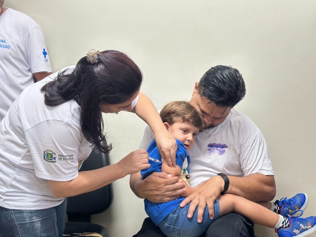 Centros de saúde abrem no feriado para vacina da gripe em Goiânia