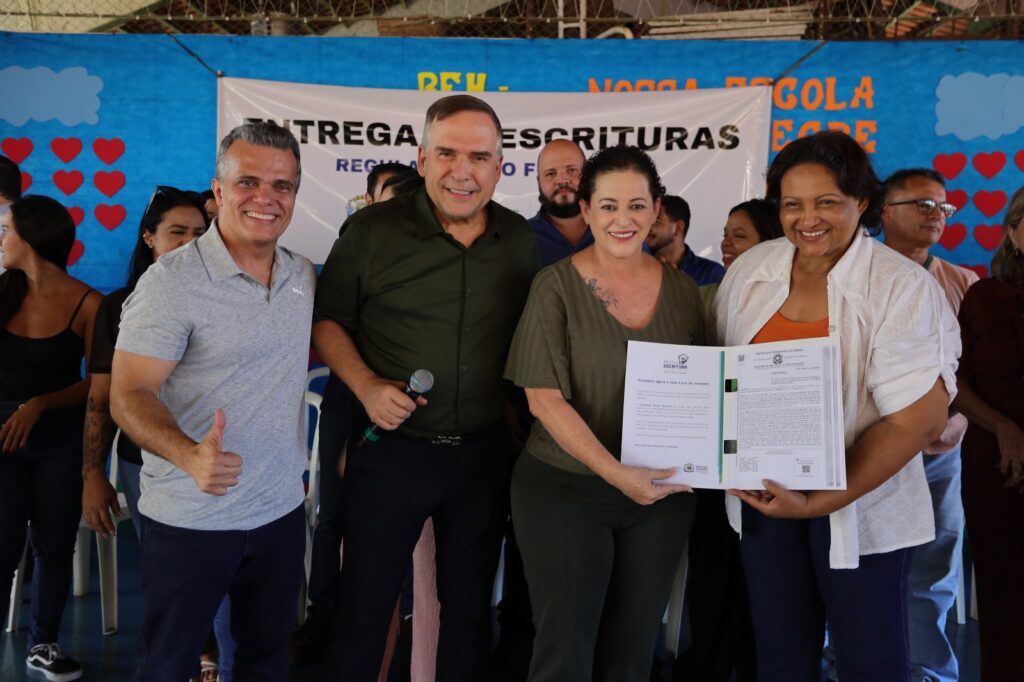 Prefeitura de Goiânia entrega escrituras a 101 famílias nos bairros São Carlos e Vitória