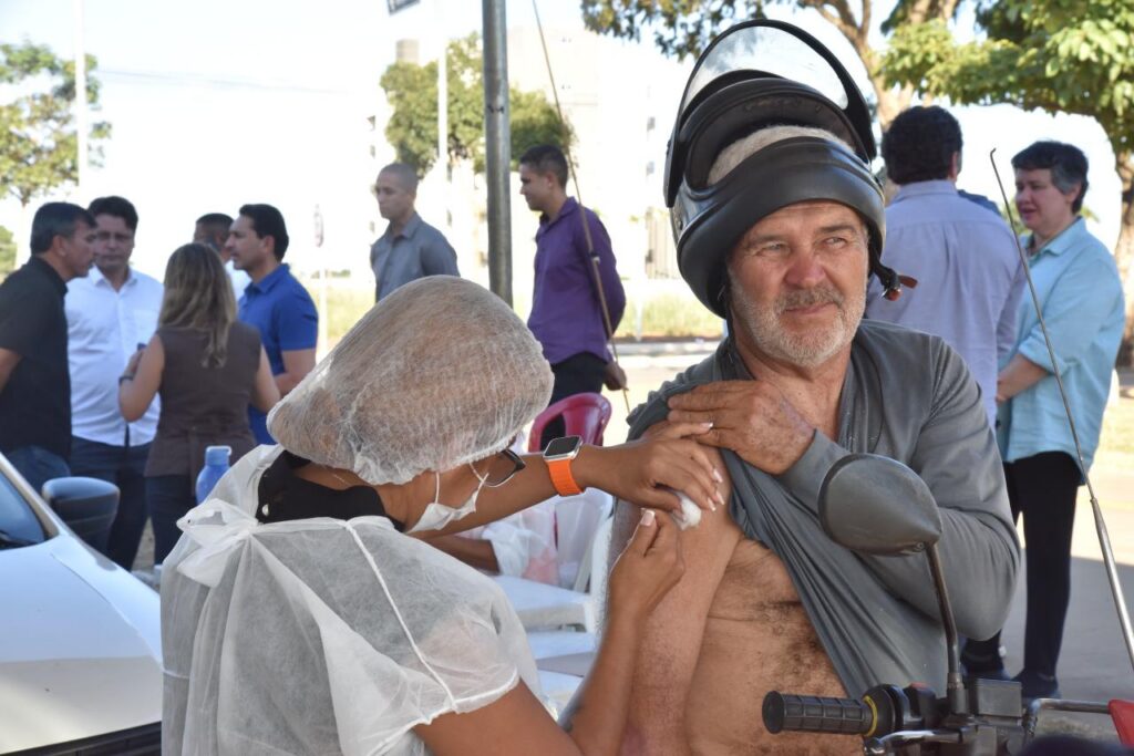 Primeiro drive-trhu de vacinação contra a gripe em Goiás segue até quinta-feira (30/4) em Aparecida de Goiânia