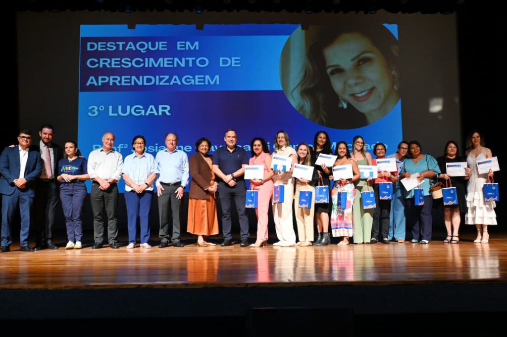 Mabel entrega prêmio a professores do 5º ano do Ensino Fundamental em Goiânia