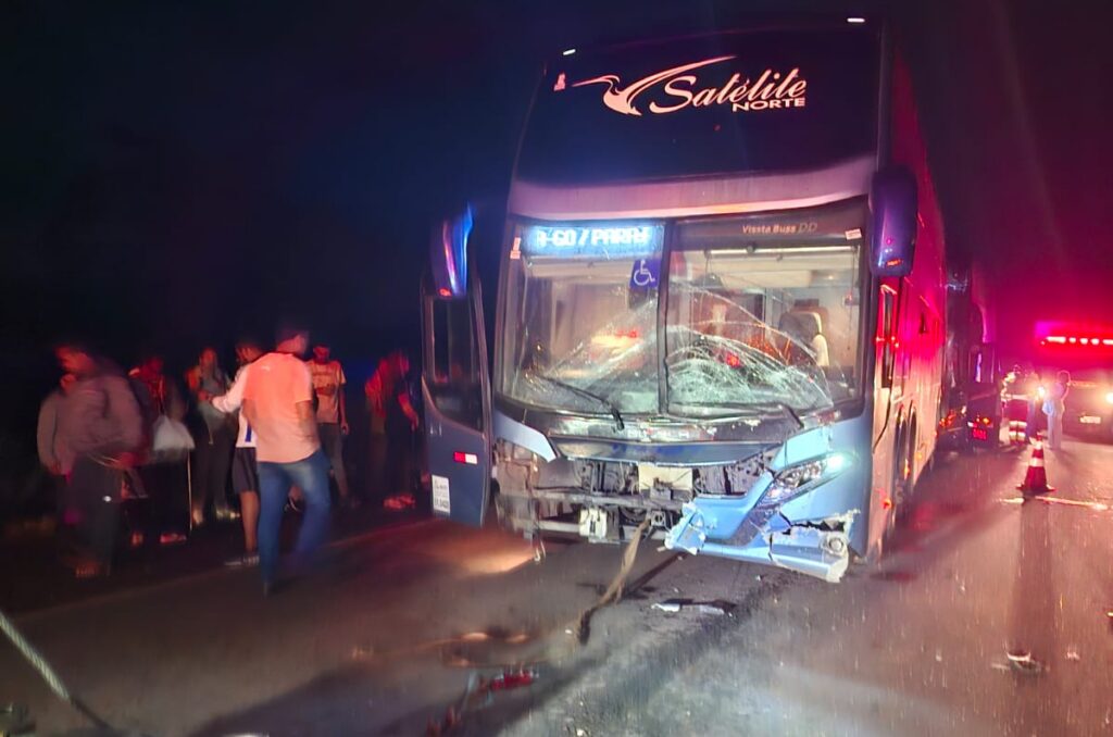 Acidente entre ônibus e carros deixa uma pessoa morte e outra ferida em Campinorte