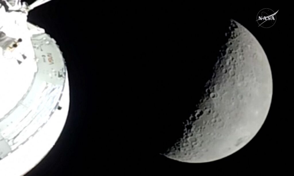 Artemis II completa volta ao redor da Lua após superar recorde de distância da Apollo 13