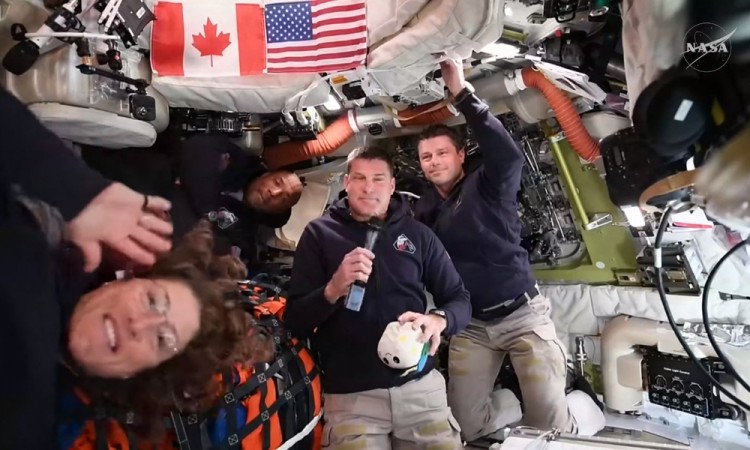 Astronautas a caminho da Lua estão ‘na metade do caminho’, diz Nasa