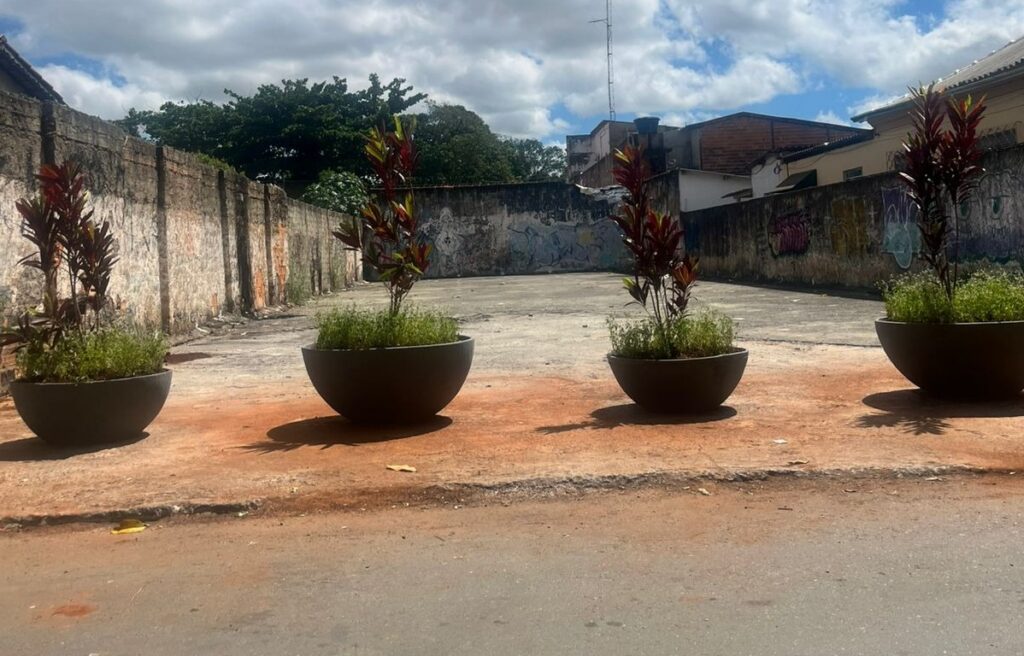 Vasos de plantas fecham lote onde aconteceu acidente do césio-137 no Centro de Goiânia