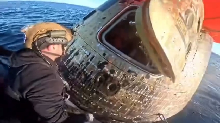 Vídeo mostra o momento em que os astronautas da Artemis II são retirados da cápsula