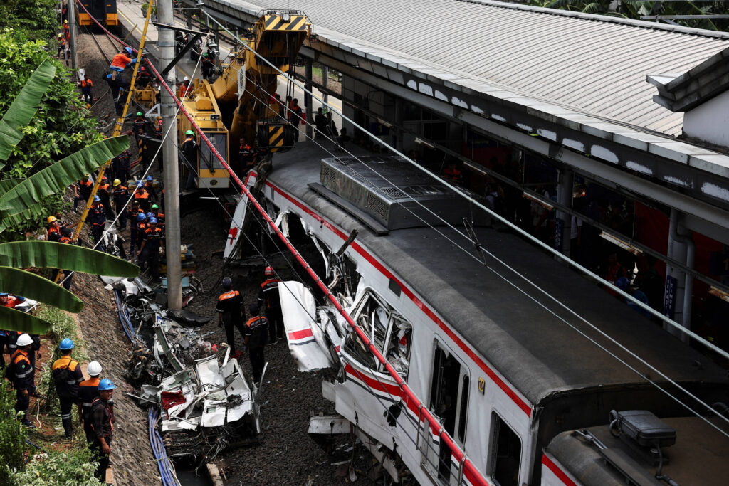 Colisão entre trens na Indonésia deixa 14 mortos e dezenas de feridos