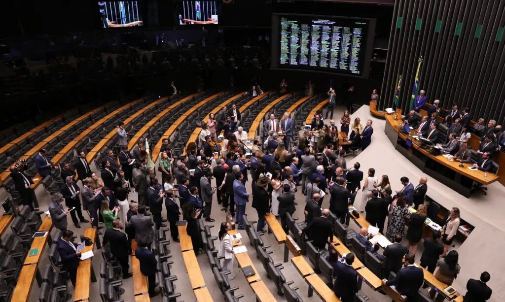 Congresso derruba de veto de Lula a projeto que reduz penas do 8/1 e beneficia Bolsonaro