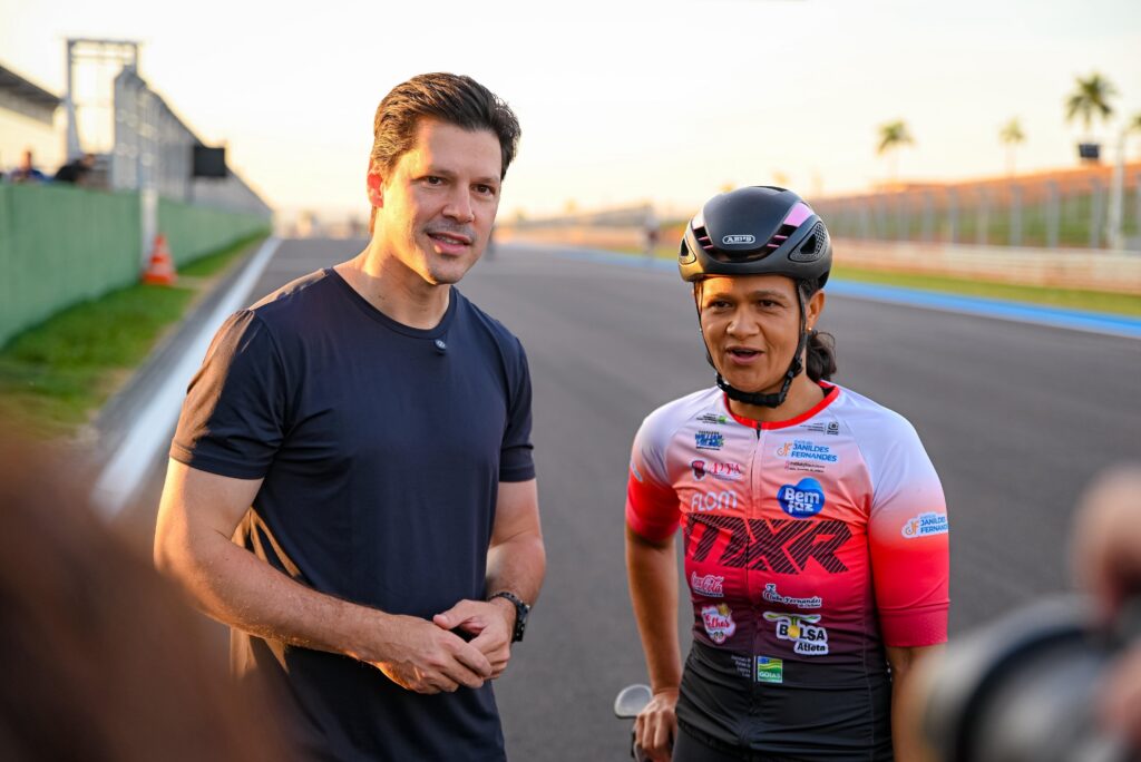 Daniel Vilela libera pista do Autódromo de Goiânia para ciclistas e anuncia construção de Centro Aquático