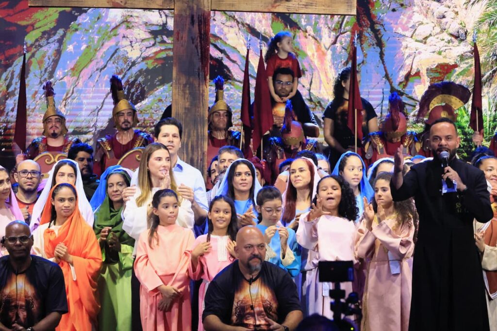 Daniel Vilela acompanha encenação da Paixão de Cristo que reúne 20 mil fiéis em Goiânia