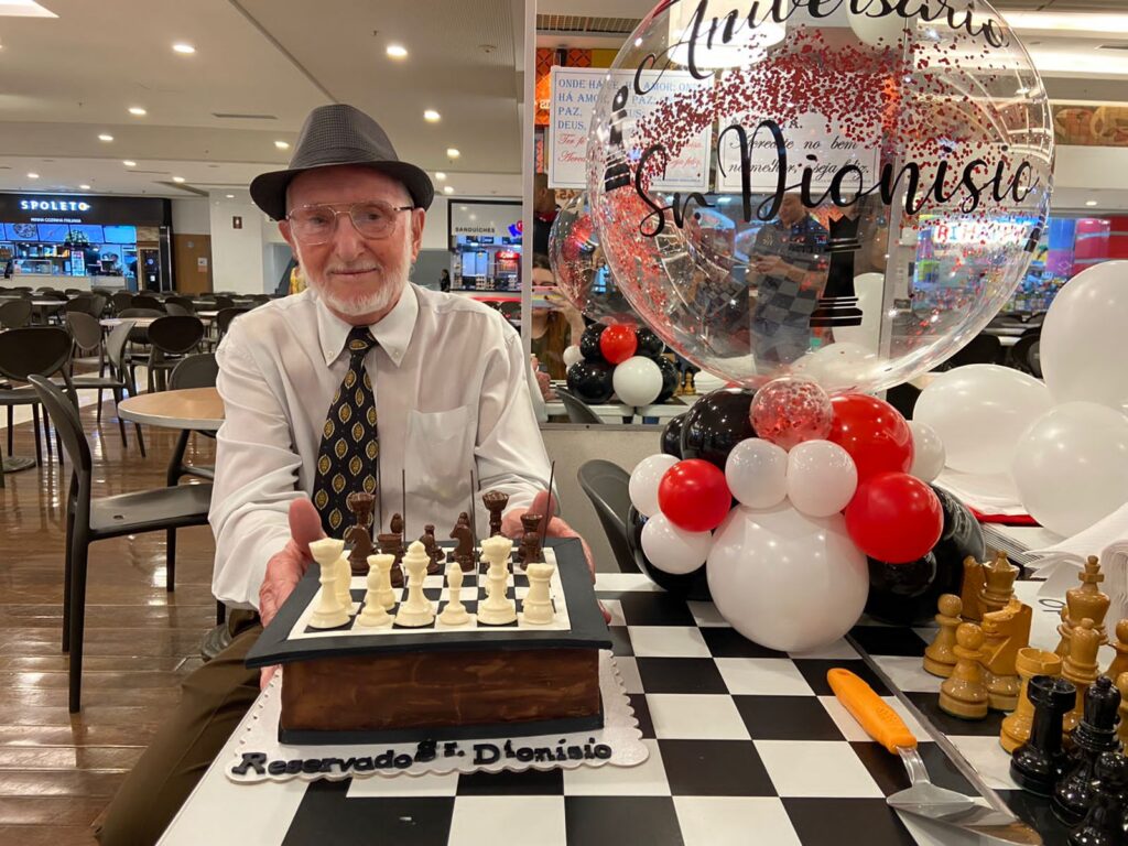 Enxadrista que reúne gerações em shopping de Goiânia comemora 96 anos e ganha festa surpresa