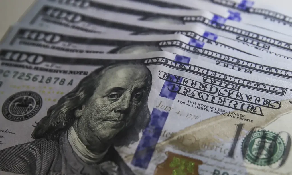 Ibovespa cai e dólar fecha estável em dia de tensão externa