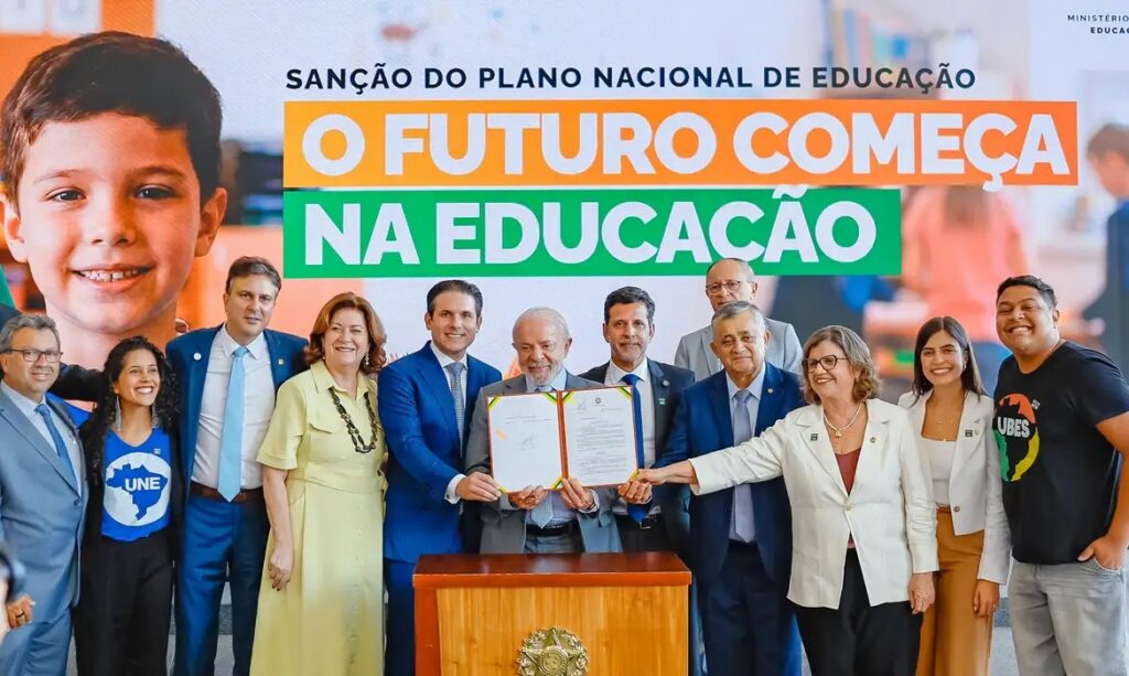Lula sanciona Plano Nacional e anuncia 10% do PIB para educação