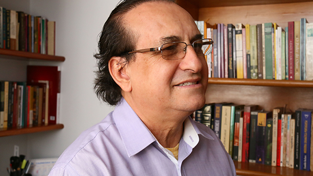 Edival Lourenço lança coletânea que reúne duas décadas de crítica literária em Goiânia