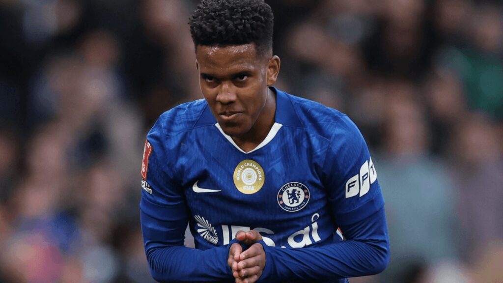 Técnico do Chelsea se rende a Estêvão após goleada: 'Não há limite para ele'