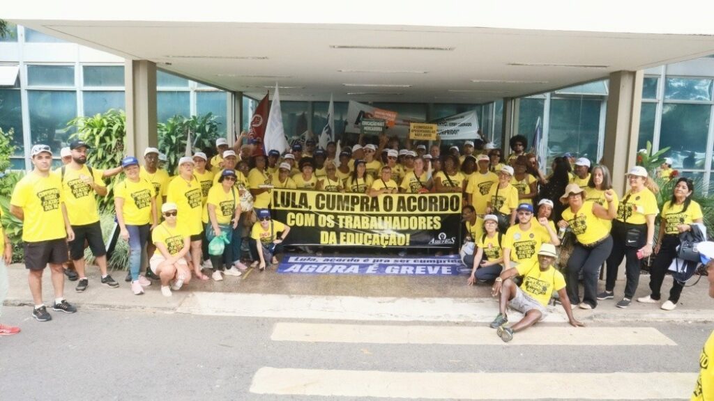 Greve de técnicos atinge mais de 50 universidades federais no país