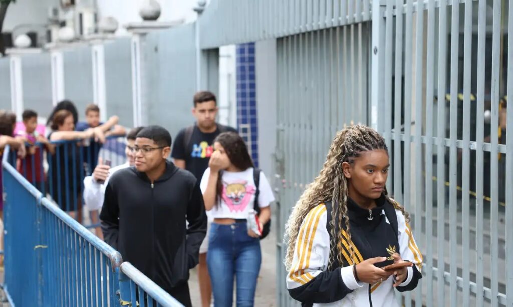 Lula anuncia que incluirá estudantes com pendências no Fies em programa de renegociação