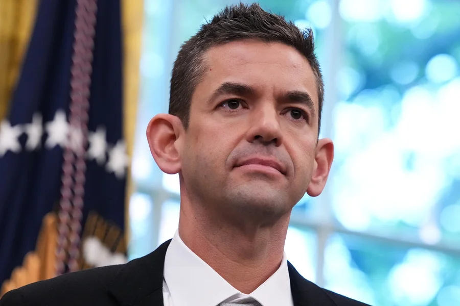 Trump zomba das orelhas de chefe da Nasa durante encontro com astronautas na Casa Branca