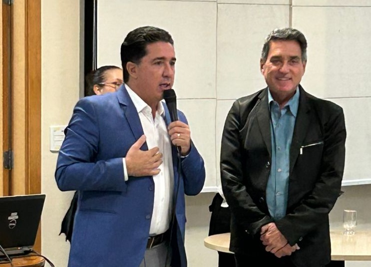Lançamento de livro de Márcio Lima reúne personalidades políticas em Goiânia